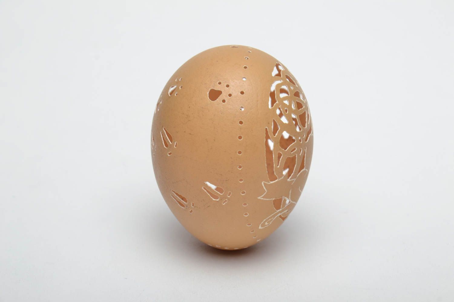 Engraved chicken egg with carving for home decor photo 3