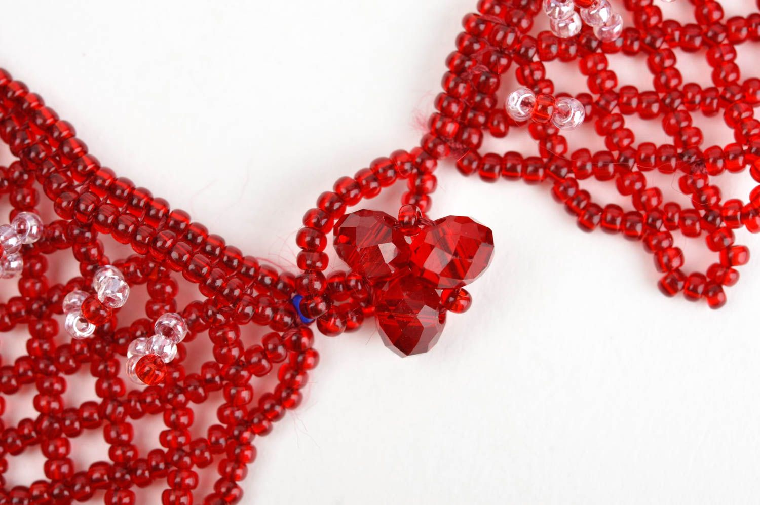 Collana di perline fatta a mano accessorio di moda in colore rosso bianco foto 4