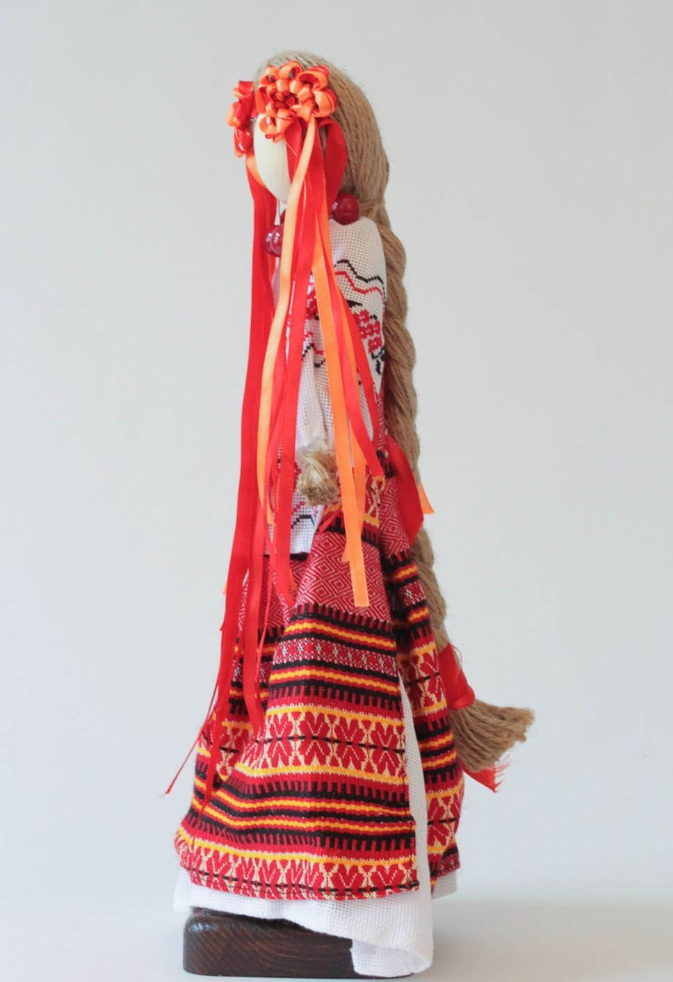 Boneca-motanka étnica Protectora feita à mão de tecidos naturais foto 3