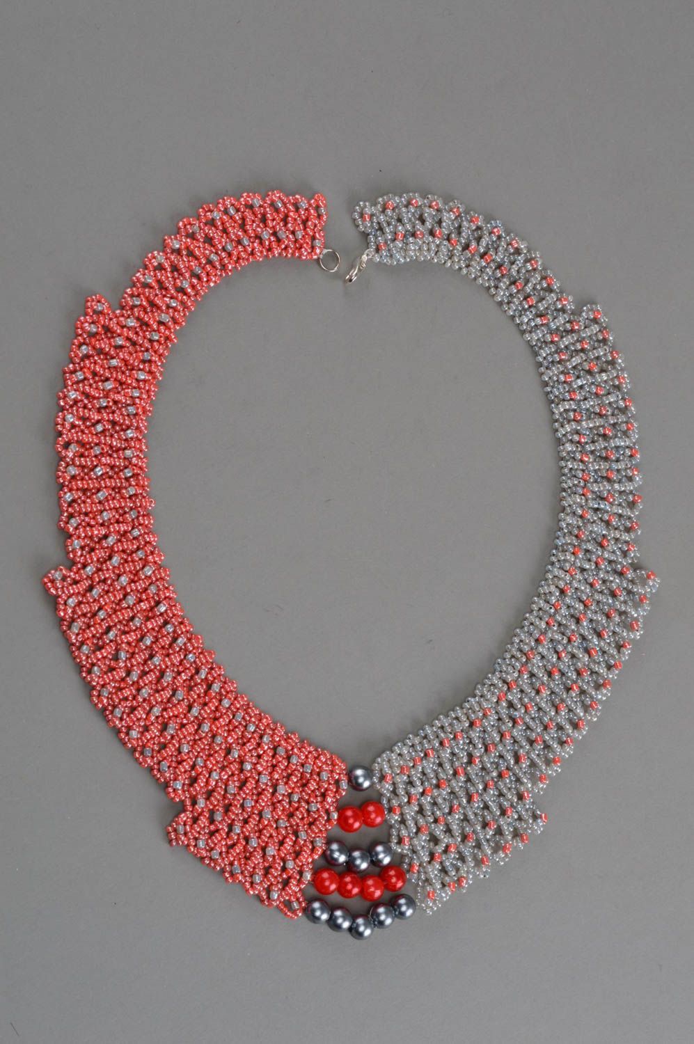 Grau rotes künstlerisches Collier aus Glasperlen für Frauen handgeschaffen grell foto 3