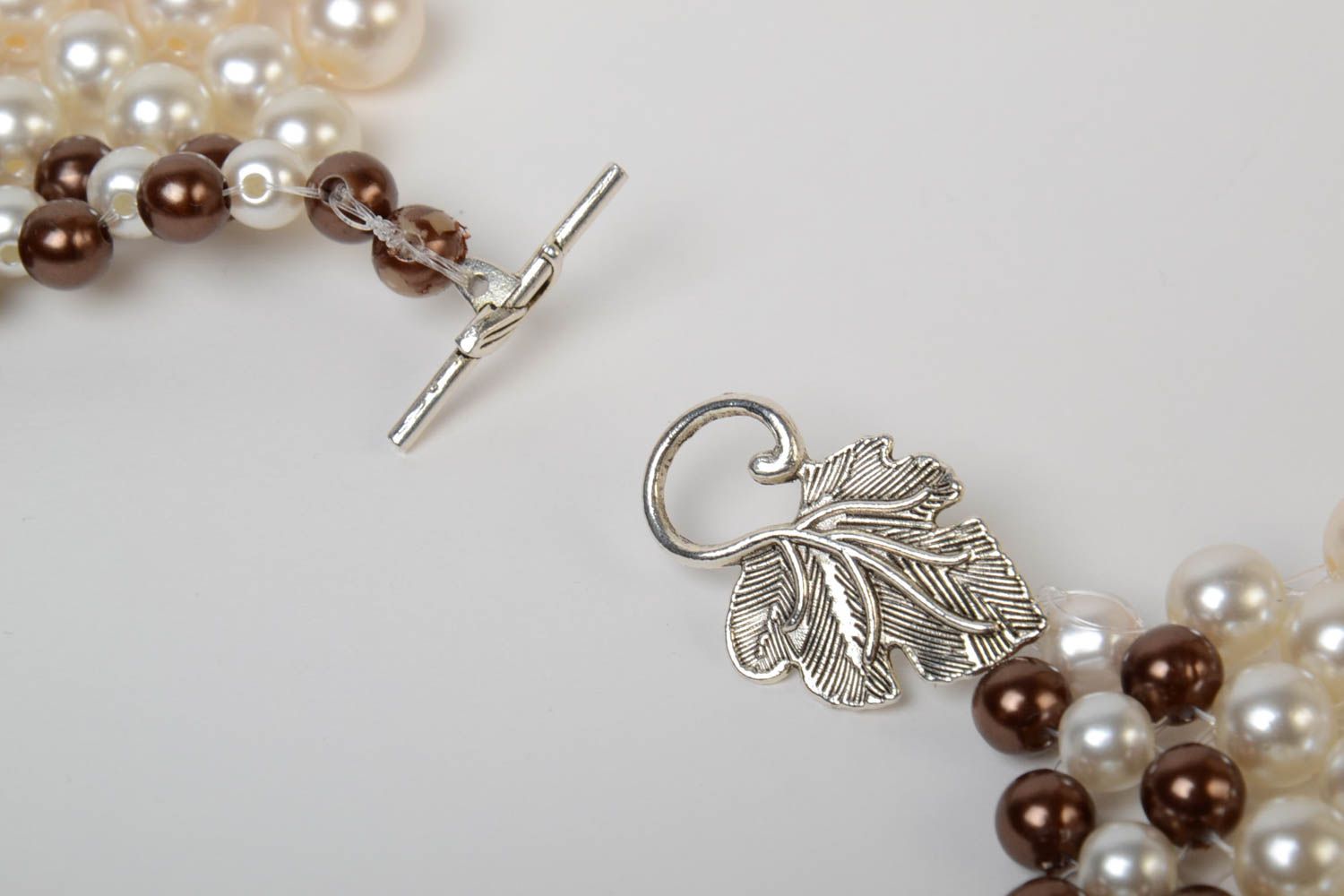 Ожерелье из бусин плетеное ажурное белое с коричневым нежное ручной работы фото 3