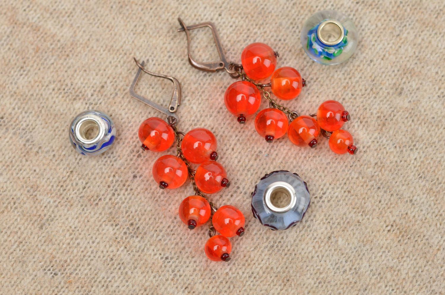 Boucles d'oreilles pendantes Bijou fait main perles rouges Accessoire femme photo 1