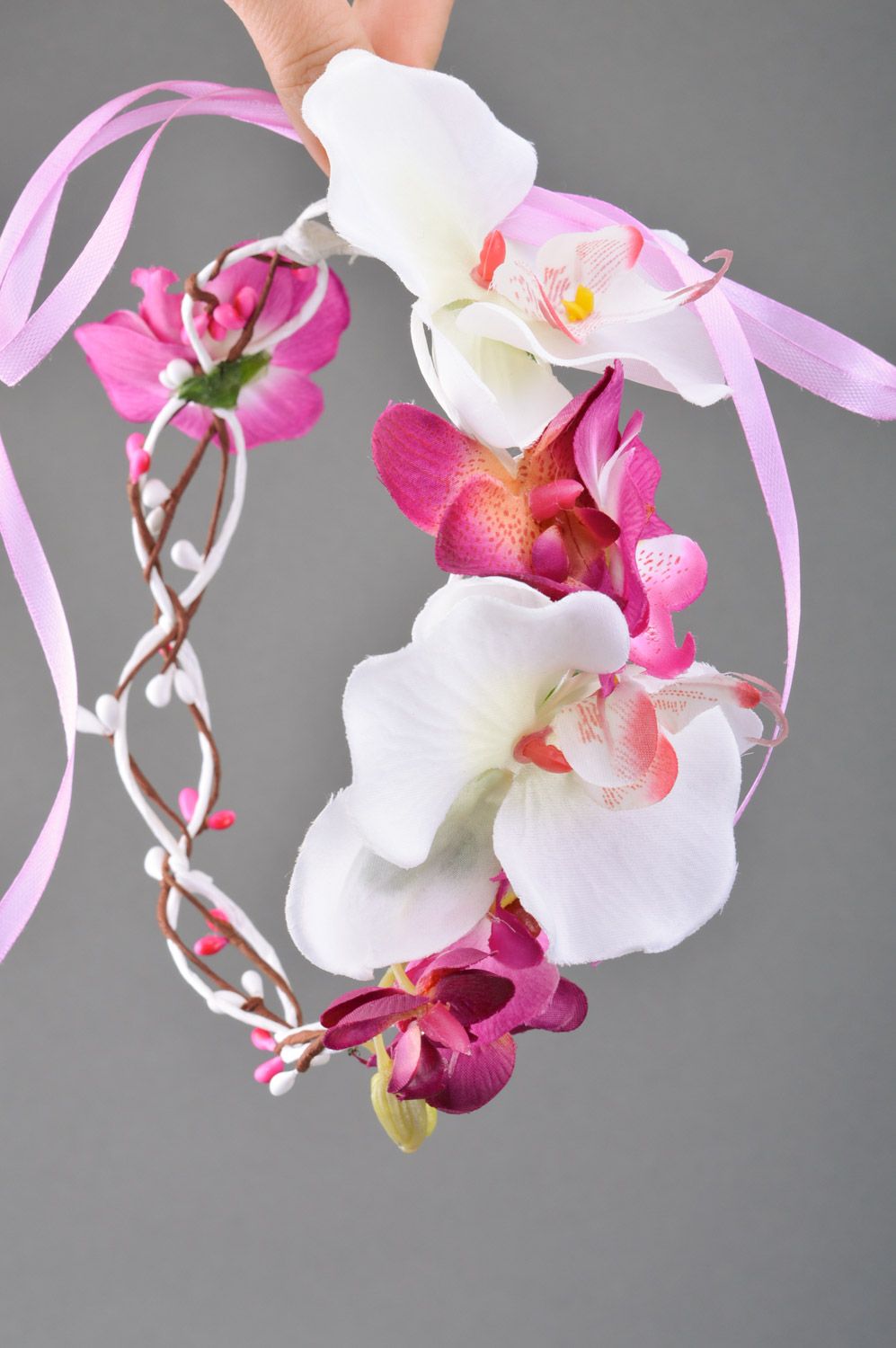 Украшение для волос с искусственными цветами орхидеи и лентой нарядное сиреневое фото 3