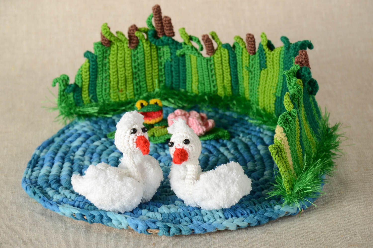 Gehäkelte Kuscheltiere handmade Geschenke für Kinder Haus Deko Schwäne foto 1