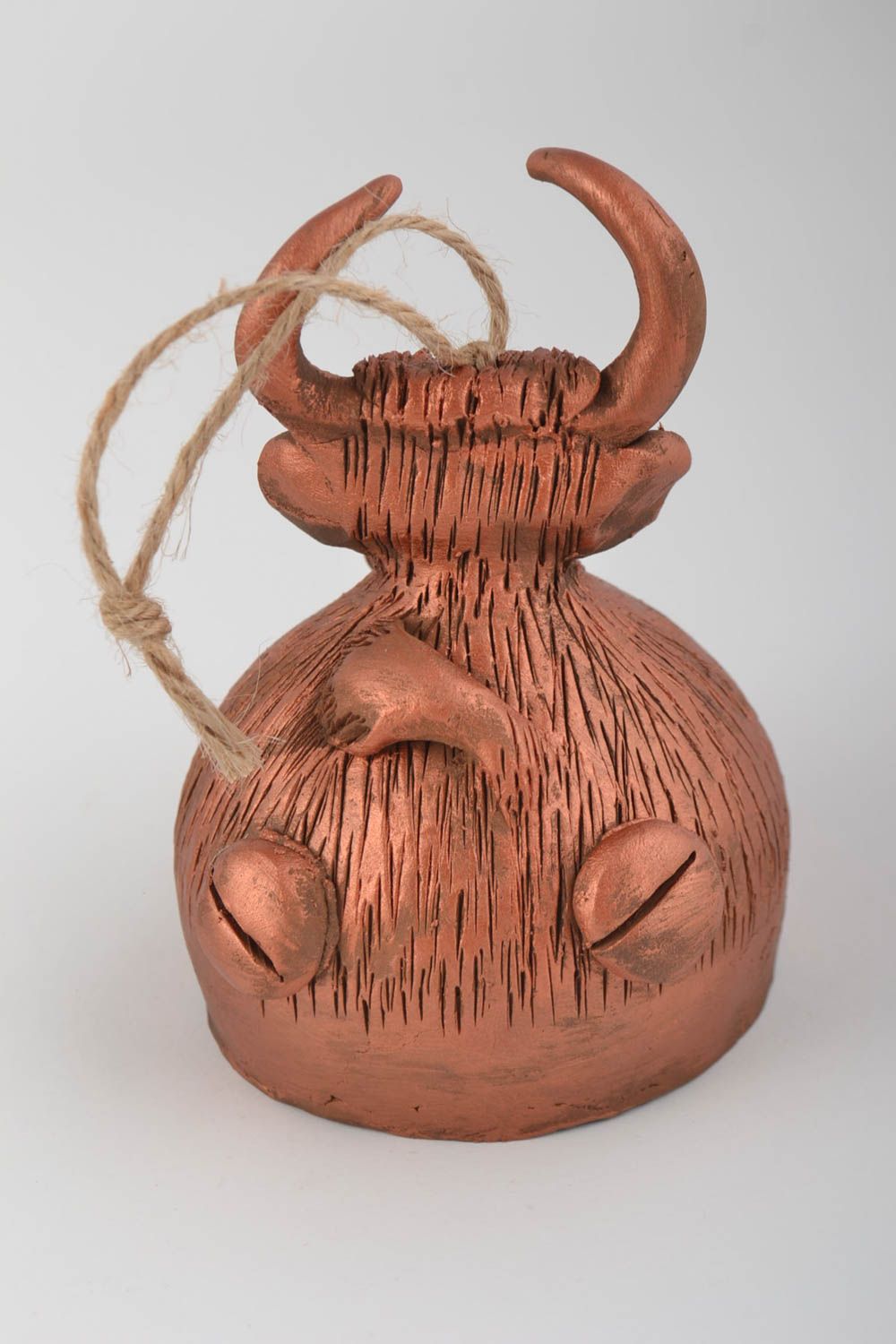 Campana de decoración artesanal cerámica hecha a mano con forma de toro foto 4