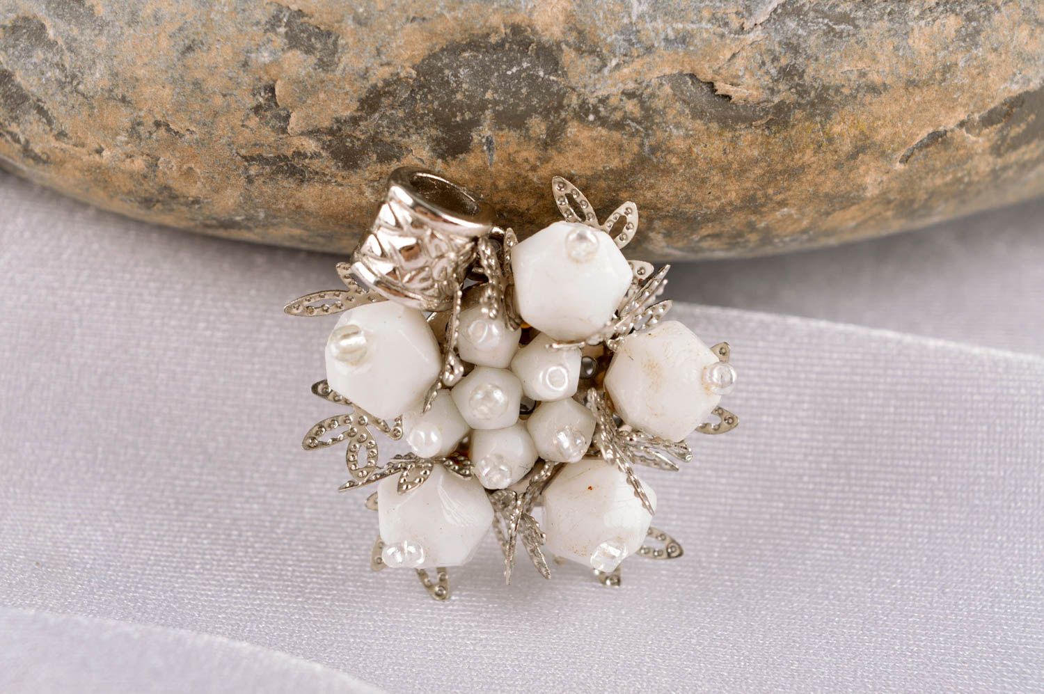 Pendentif fleur Bijou fait main blanc métal perles fantaisie Cadeau femme photo 1