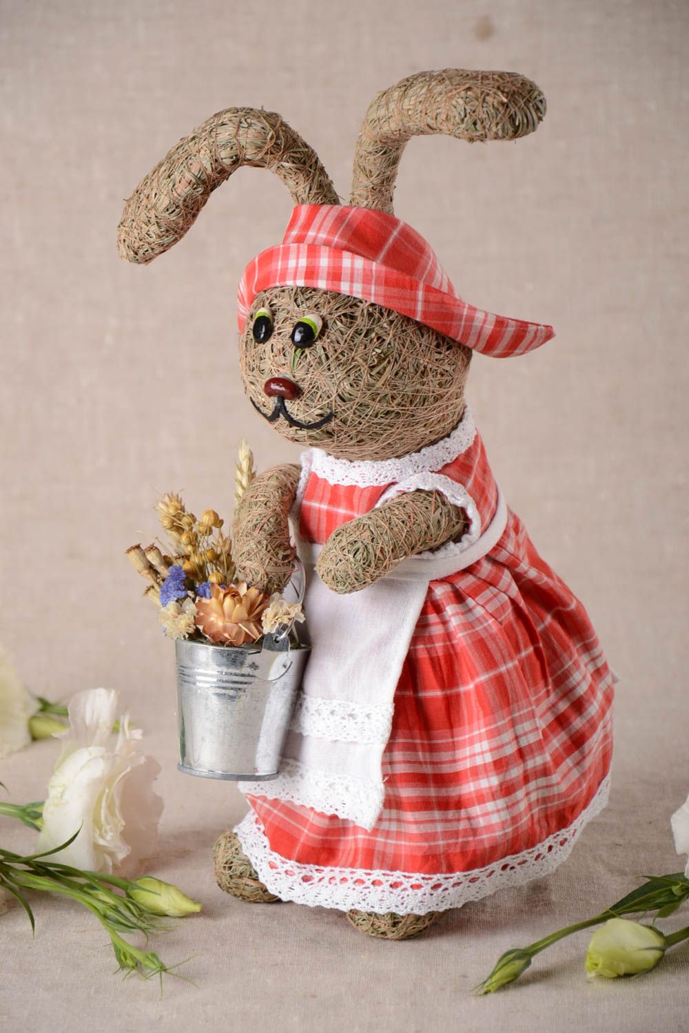 Декоративная игрушка из сухой травы заяц девочка в платье ручная работа фото 1