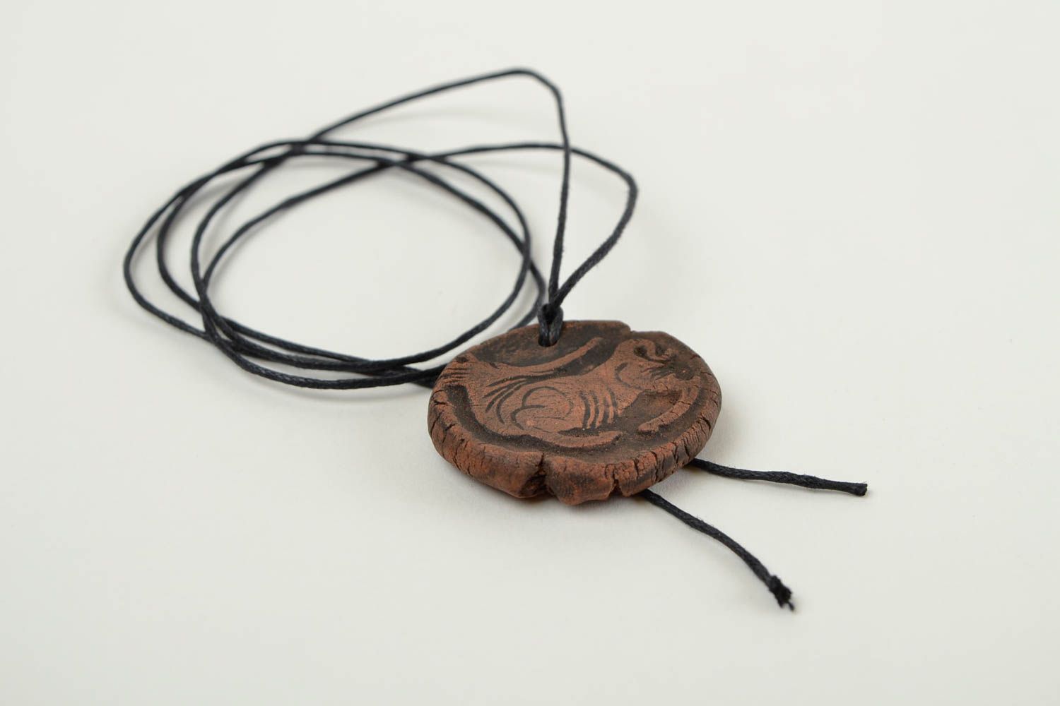 Кулон ручной работы кулон на шею подвеска из глины круглая красивая на шнурке фото 3