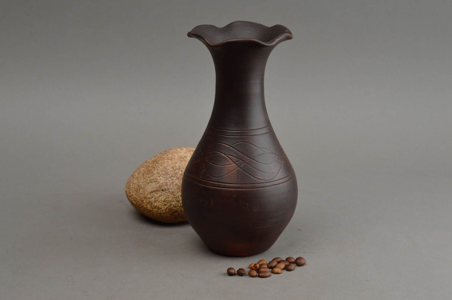 Фигурная глиняная ваза для цветов изделие ручной работы для декора дома 400 мл фото 1