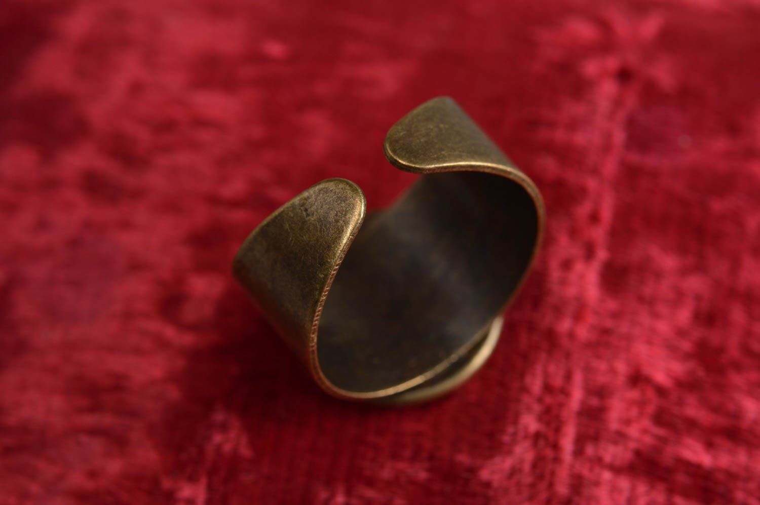 Stilvoller runder Ring im Epoxidharz mit Blumenprint breit Künstler für echte Mode Damen foto 3