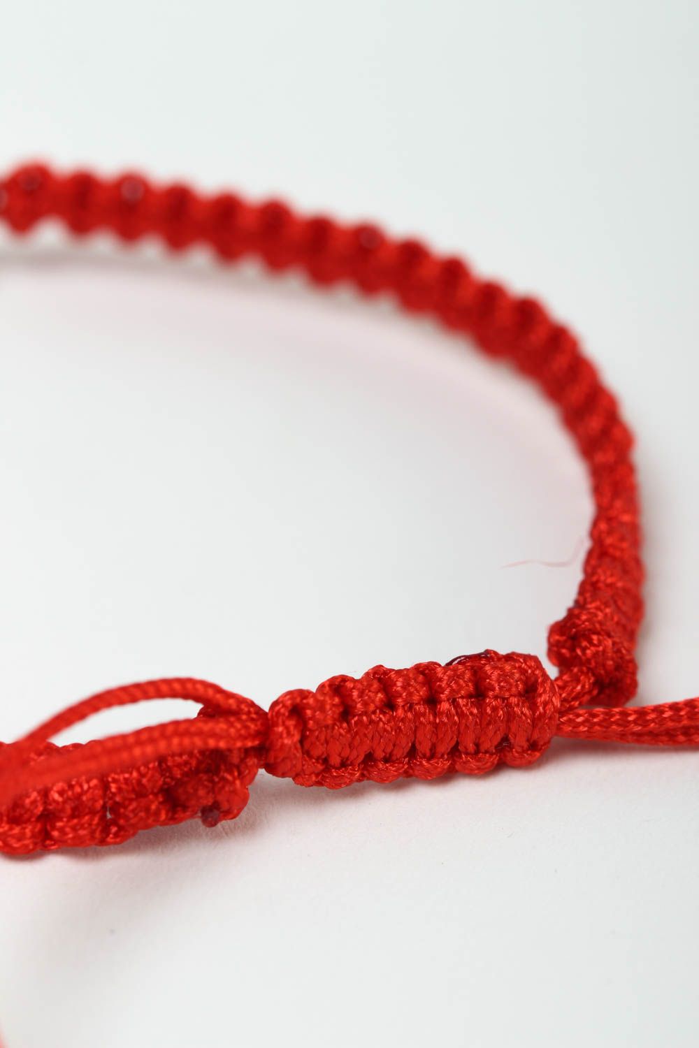 Pulsera de hilos rojos hecha a mano accesorio para mujeres regalo original foto 4