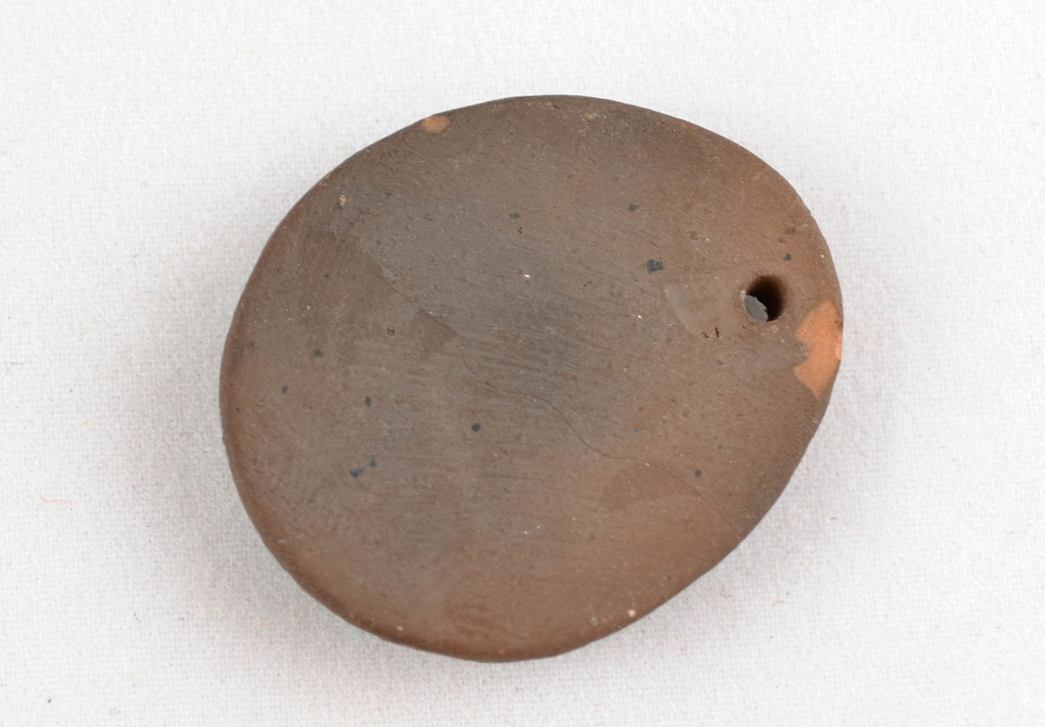 Кулон круглой формы глиняный с трезубцем  фото 3
