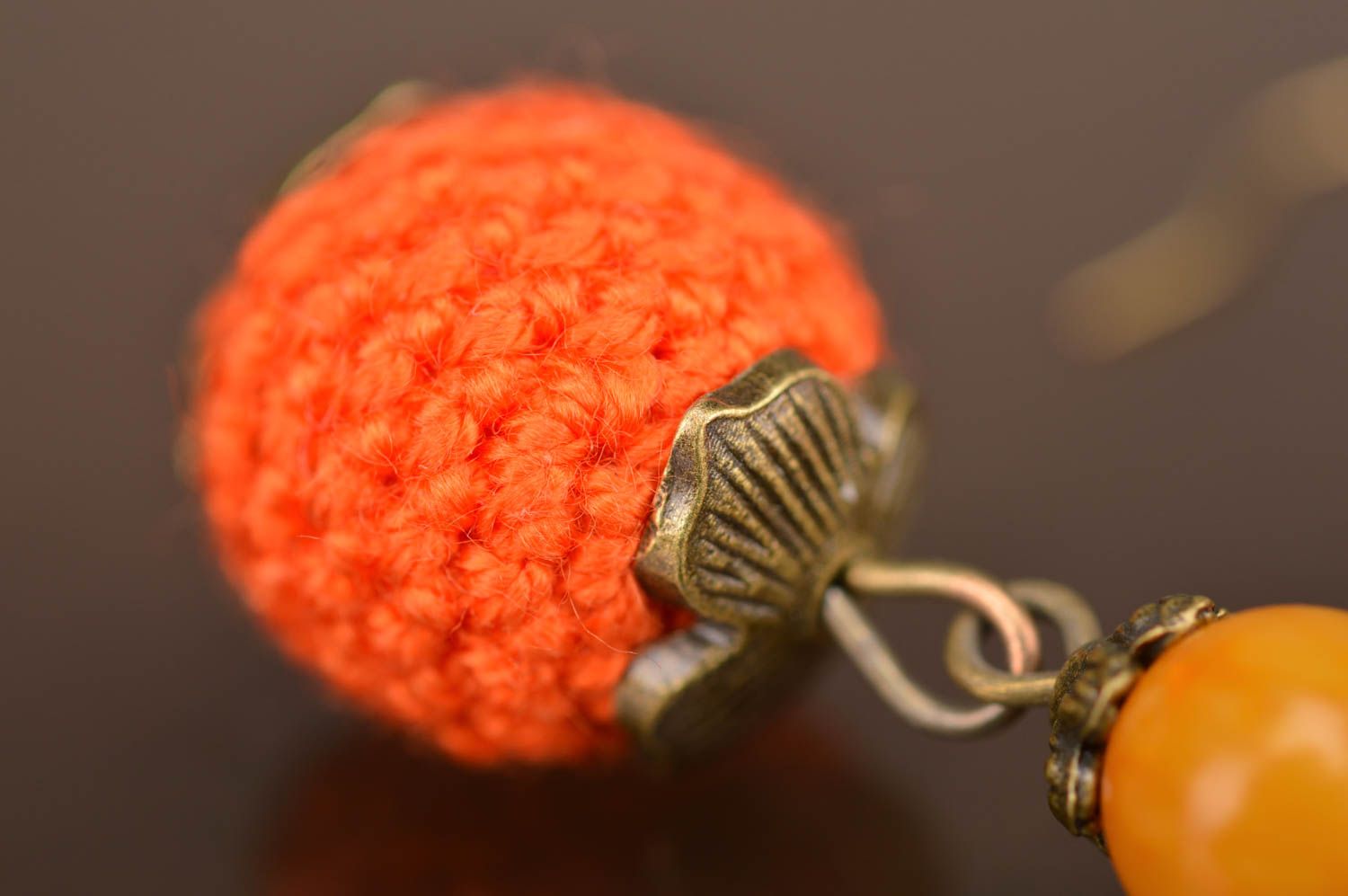 Boucles d'oreilles orange pendantes boules tricotées au crochet faites main photo 5