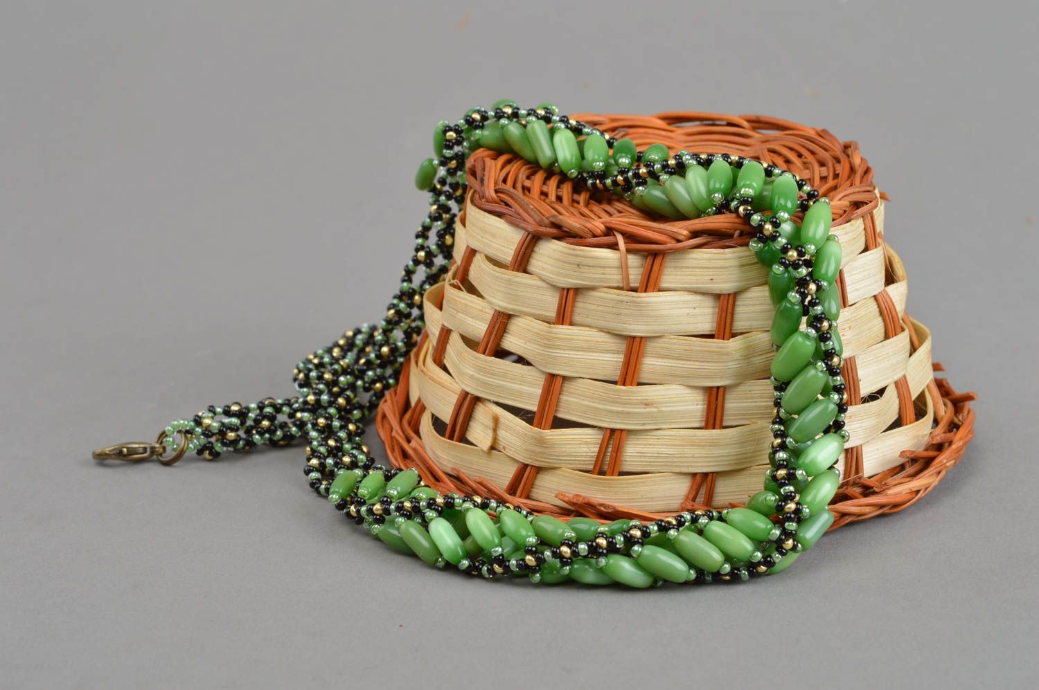Collier en œil-de-chat et perles de rocaille vert fait main original pour femme photo 1