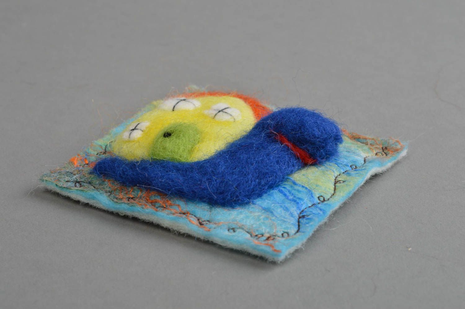 Magnet escargot bleu avec maison jaune en laine feutrée fait main carré original photo 2