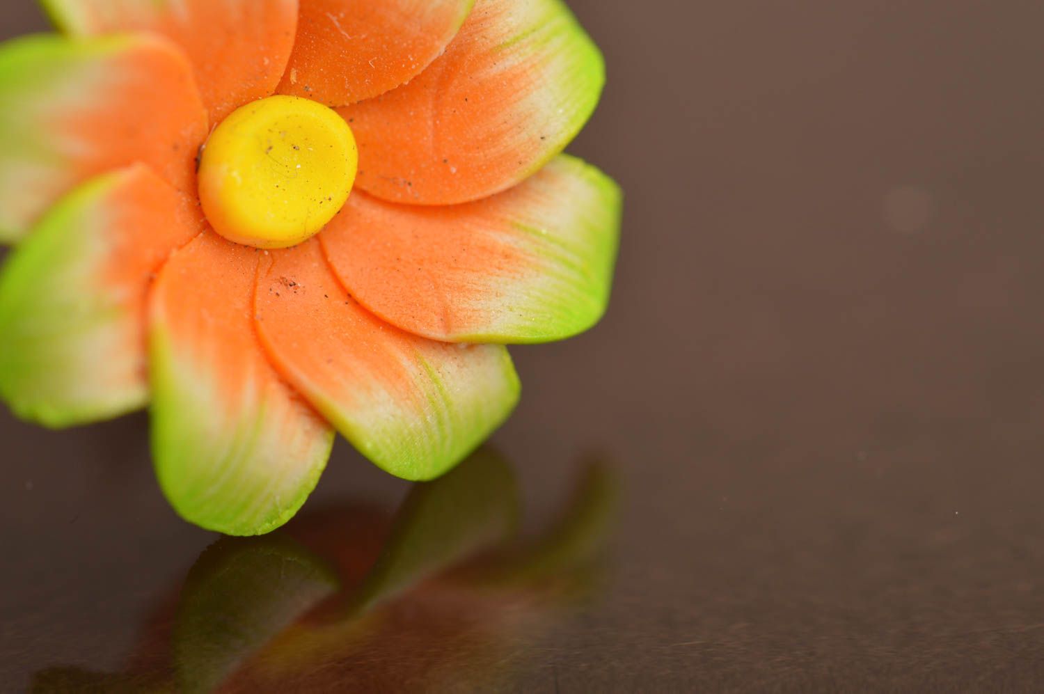 Зеленые с оранжевым серьги из полимерной глины ручной работы цветочные яркие фото 5