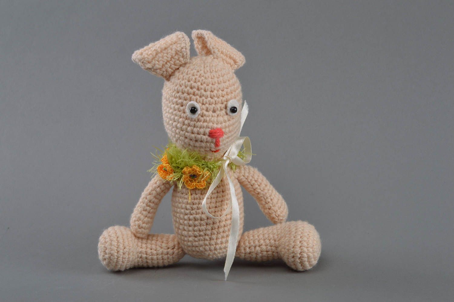 Jouet tricoté original fait main petit pour enfant en forme de lapin beige photo 1