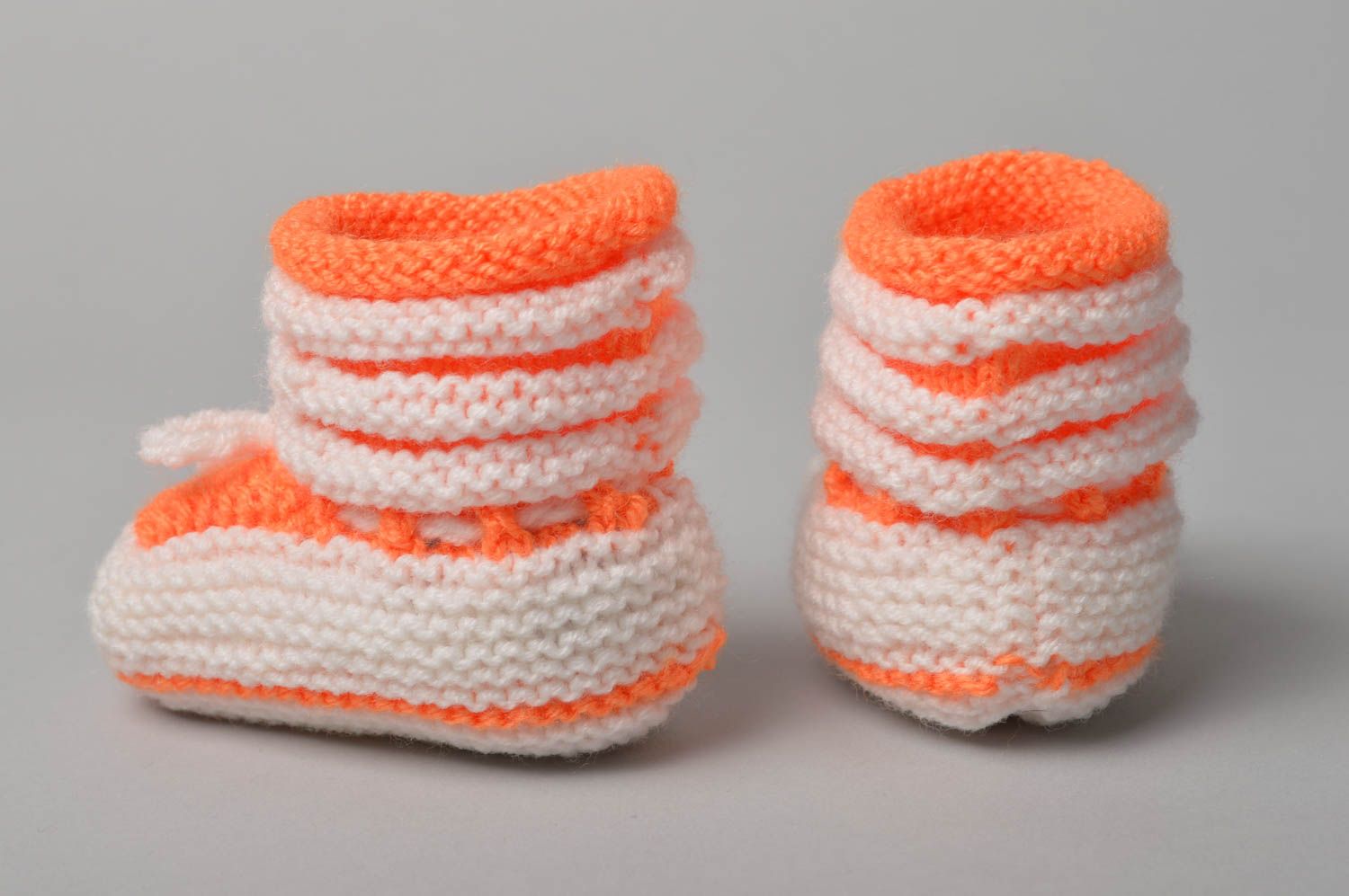 Handgefertigte Schuhe gehäkelte Babyschuhe Geschenk für Kleinkinder weiß orange  foto 5