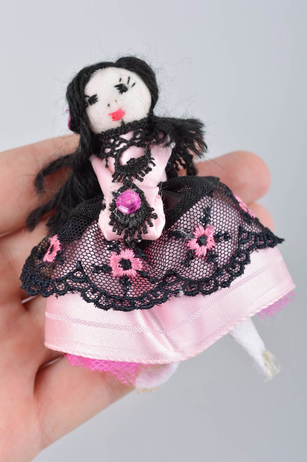 Кукла ручной работы авторская кукла для декора дома тряпичная кукла в черном фото 5