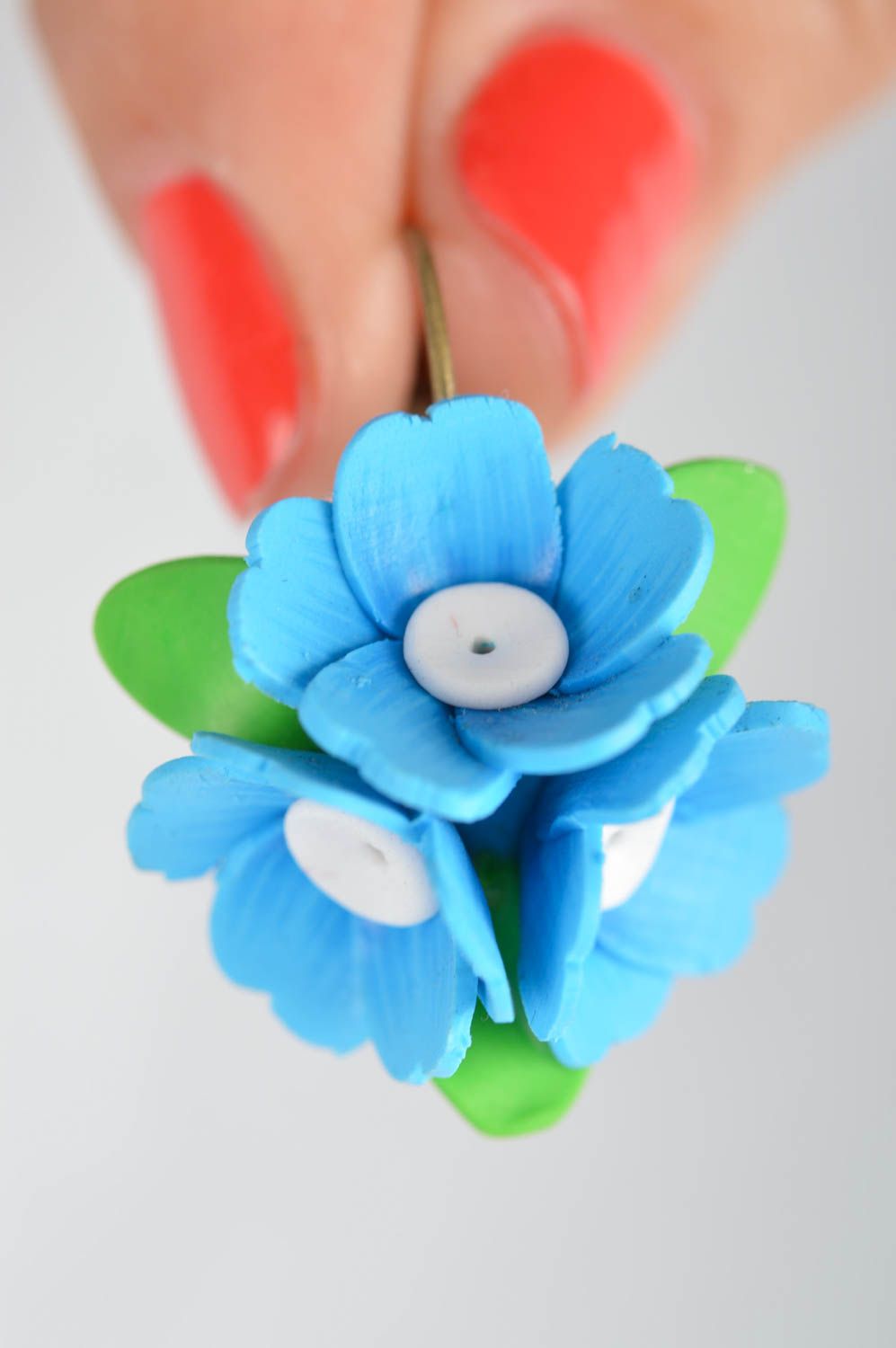 Kleine schöne grün hellblaue handgemachte Ohrringe aus Polymerton mit Blumen foto 3