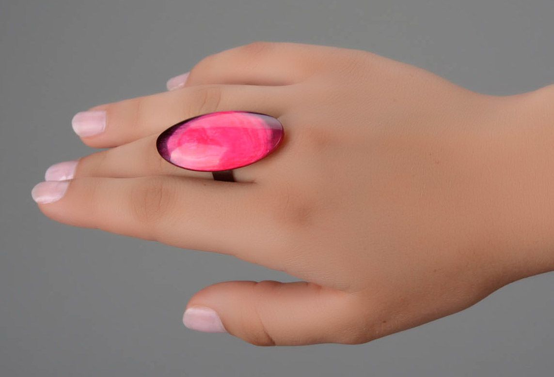 Розовое кольцо из рога  фото 4