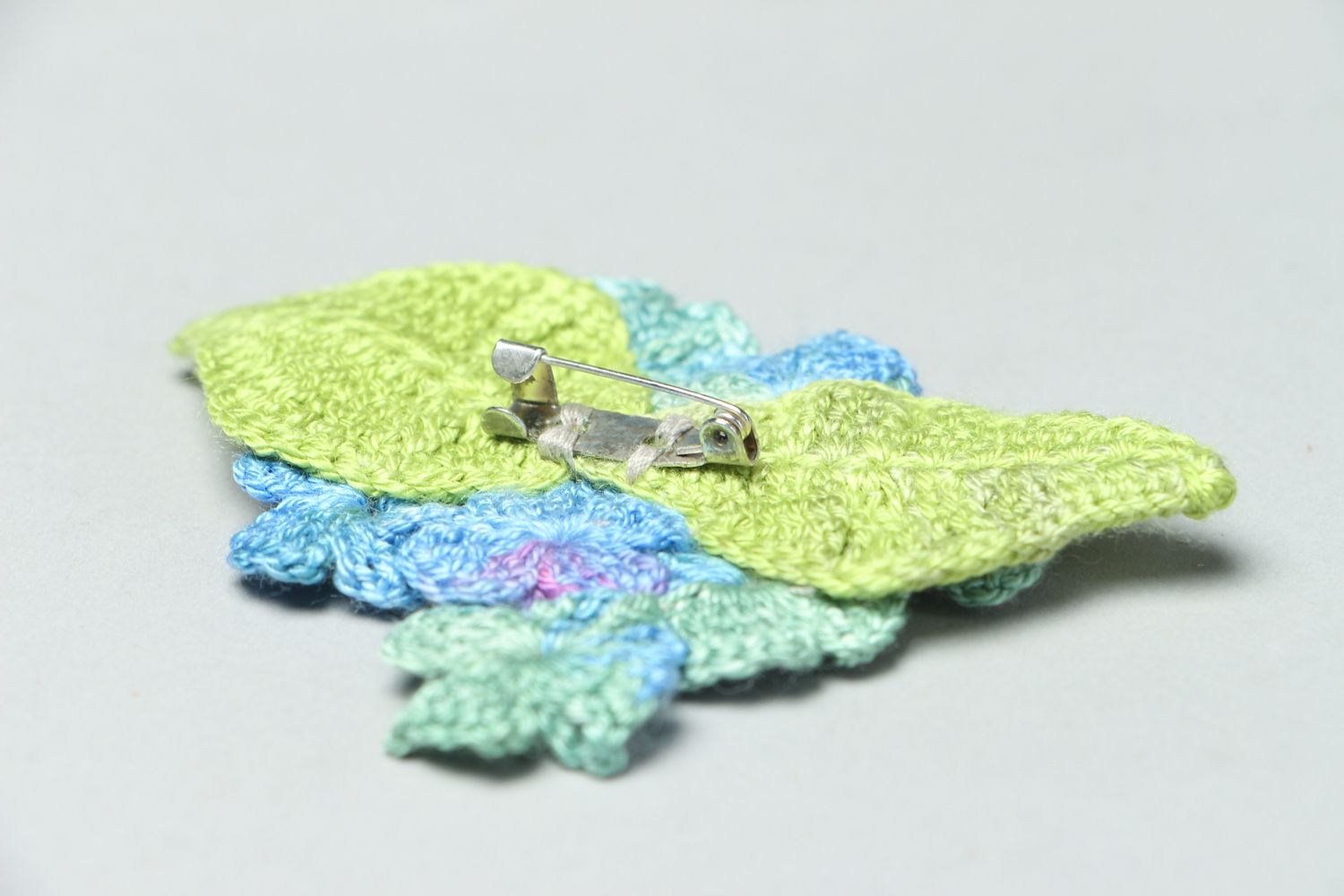Broche tricot en fils au crochet Violettes photo 3