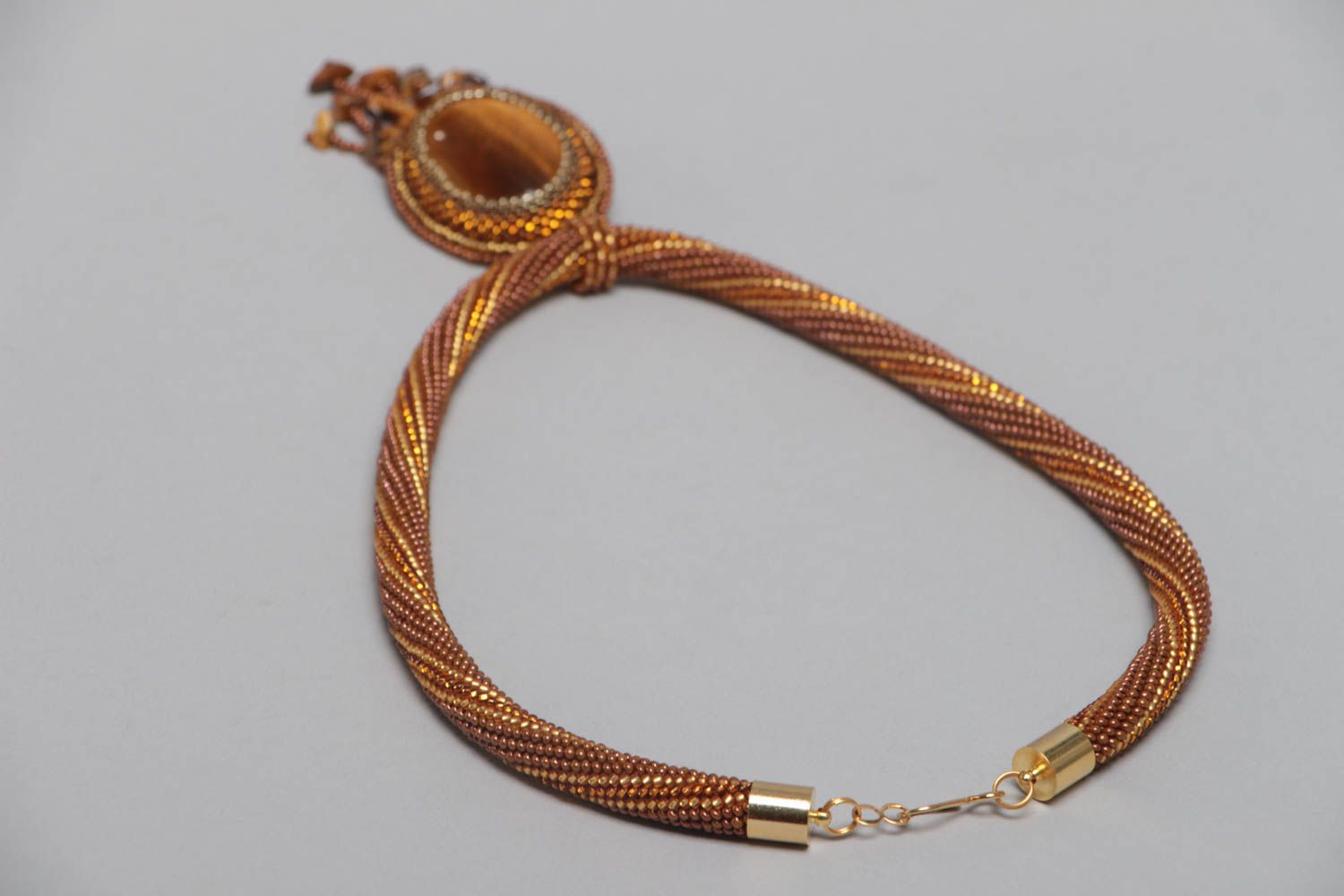 Ожерелье из бисера в виде жгута коричневое с кулоном с камнем ручная работа фото 4