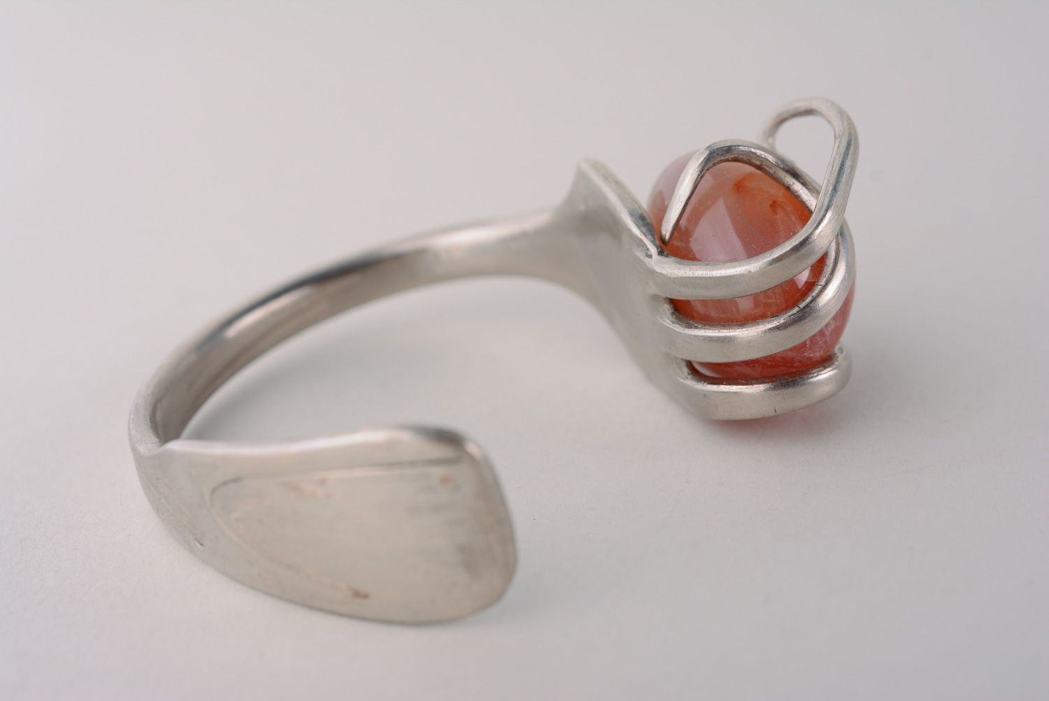 Оригинальный металлический браслет с камнем фото 4