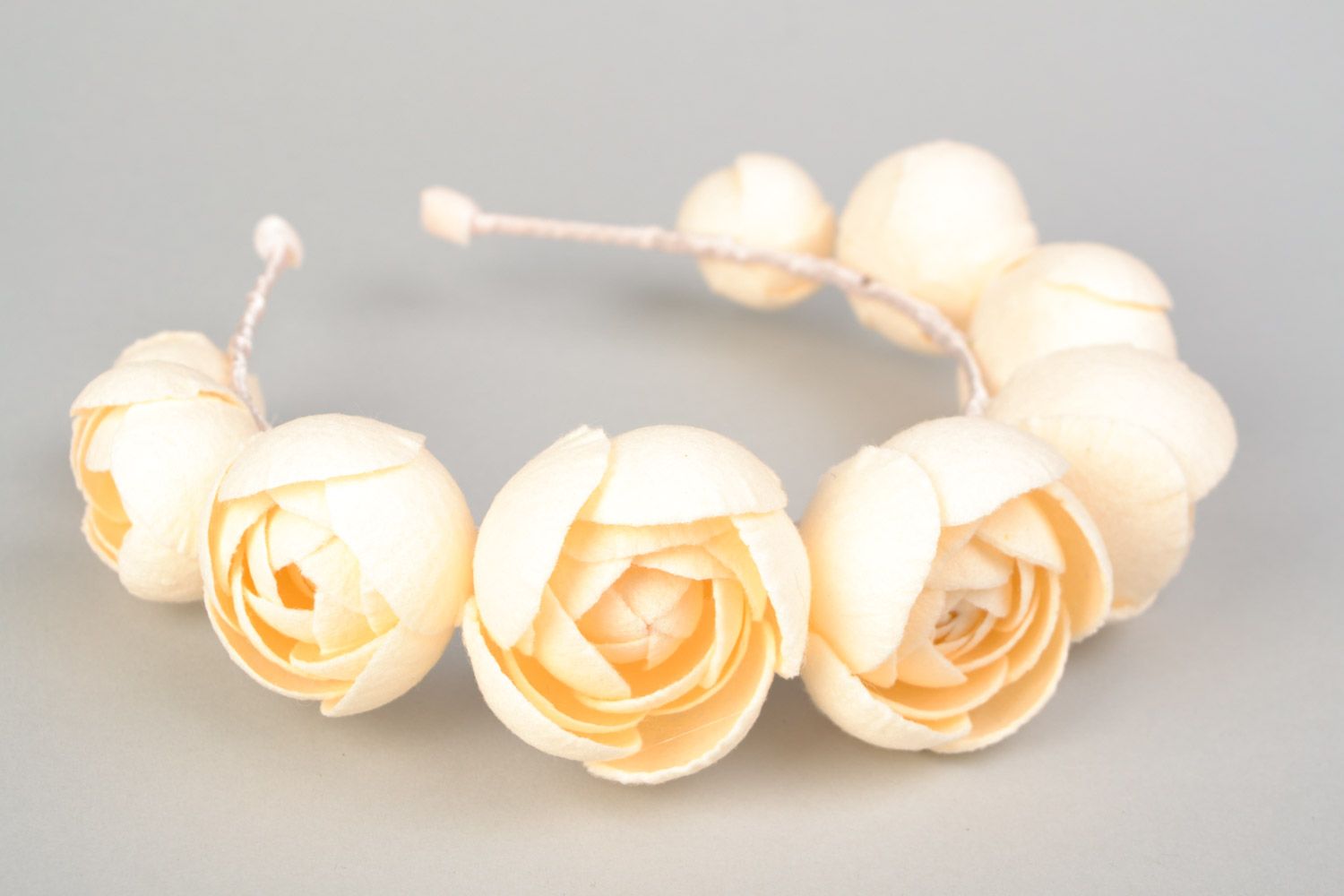 Diadema para el pelo de fieltro con forma de rosas blancas sobre la base de metal hecha a mano foto 3