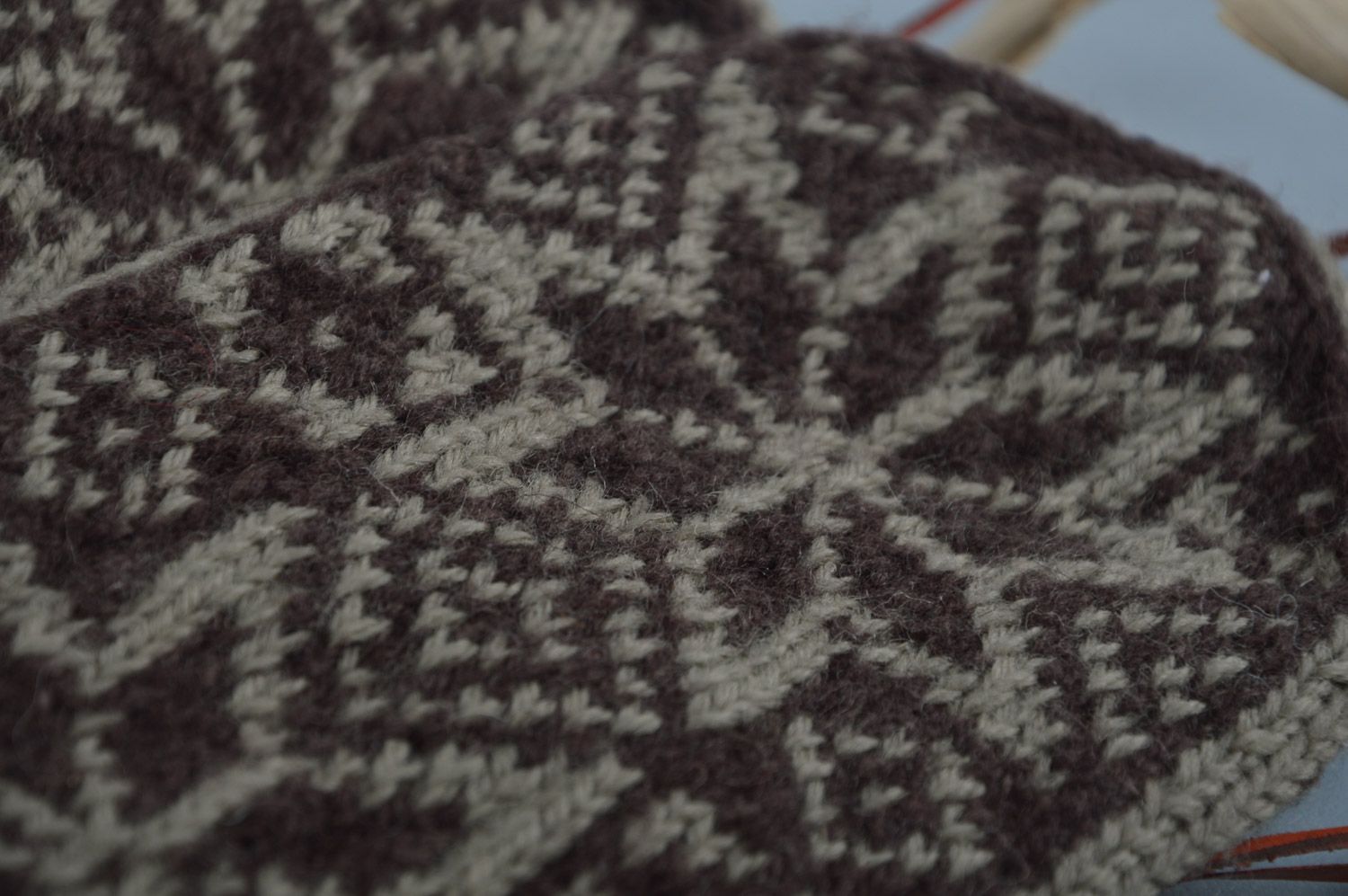 Jolies moufles foncées tricotées avec ornement faites main en laine tricotées photo 2