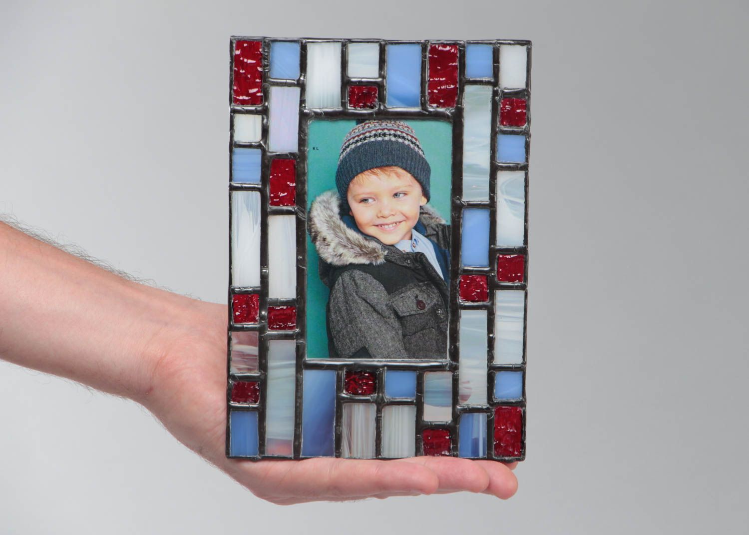 Рамка для фотографий из цветного стекла в витражной технике ручной работы голубая с красным фото 5