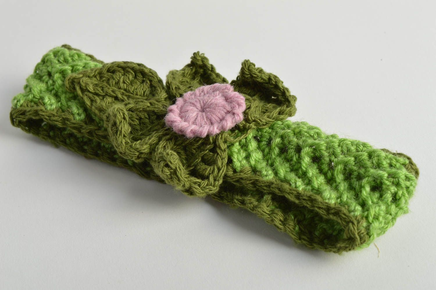 Bandeau tricoté au crochet vert avec fleur rose fait main original pour enfant photo 3
