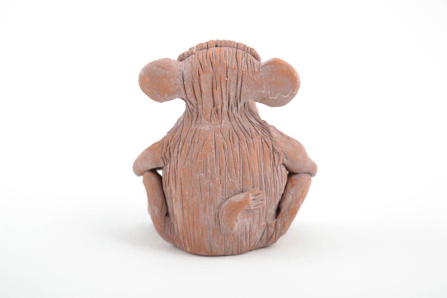 Figurilla artesanal de mono pequeñito modelada a mano de arcilla de color marrón foto 5