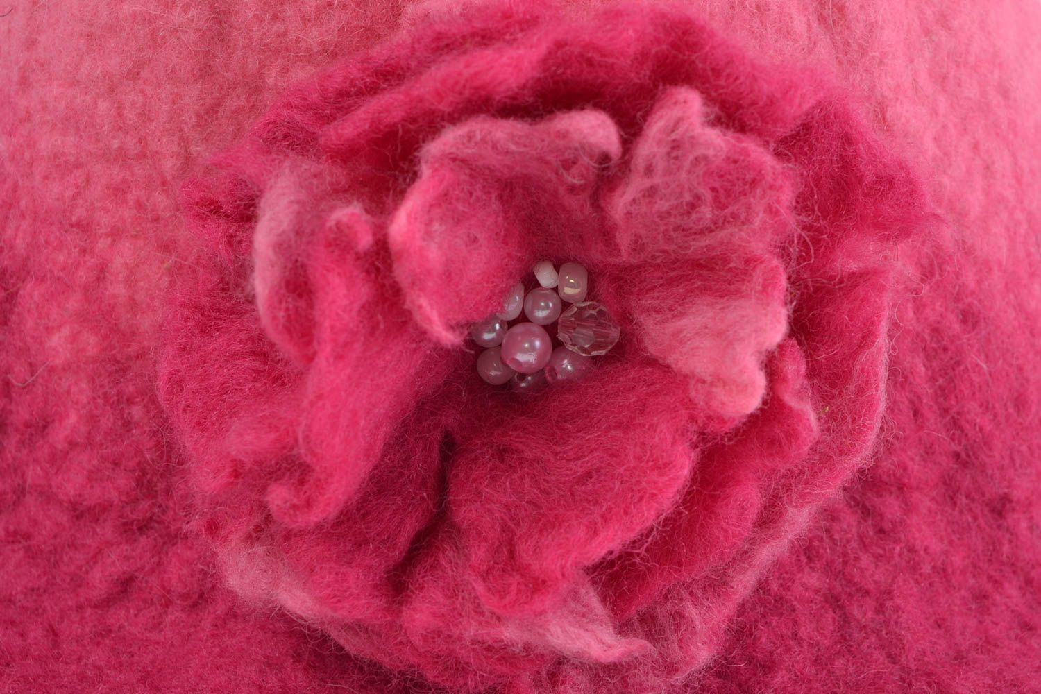 Розовая шапка для сауны из натуральной шерсти в технике мокрого валяния ручной работы с цветком фото 5