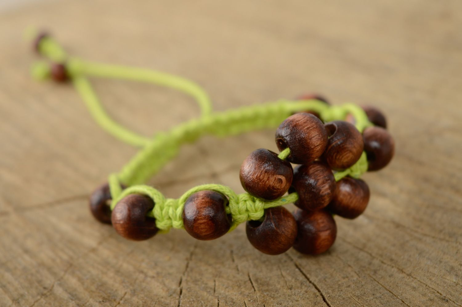 Bracelet en macramé avec perles de bois marron fait main original pour femme photo 1