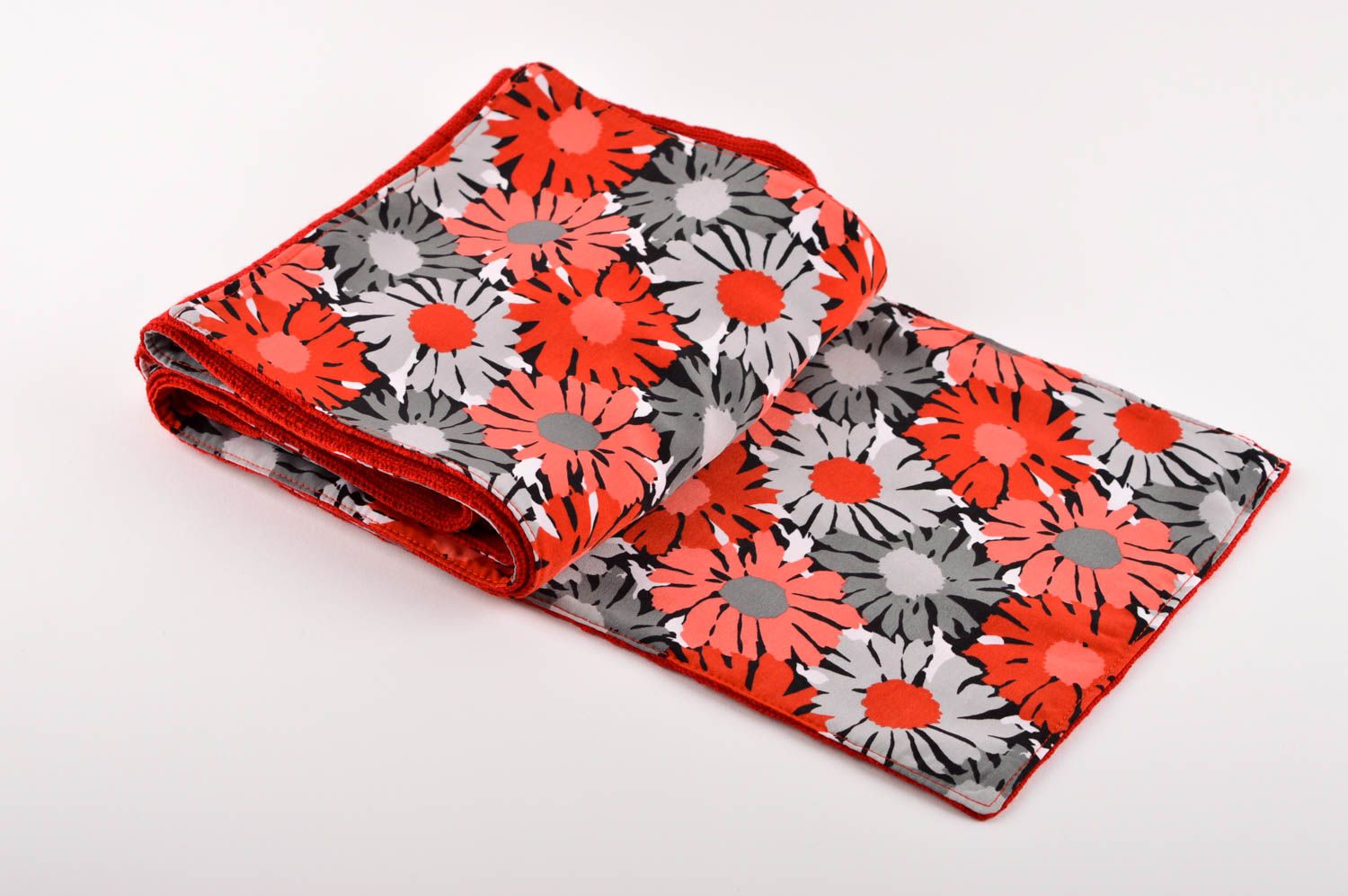 Шарф ручной работы нарядный шарф красный с цветами вязаный шарф на шею фото 1