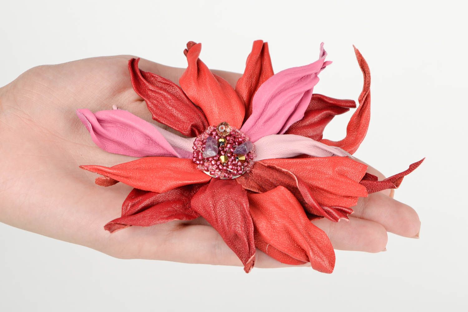 Broche fleur Bijou fantaisie fait main en cuir rouge rose Accessoire femme photo 2