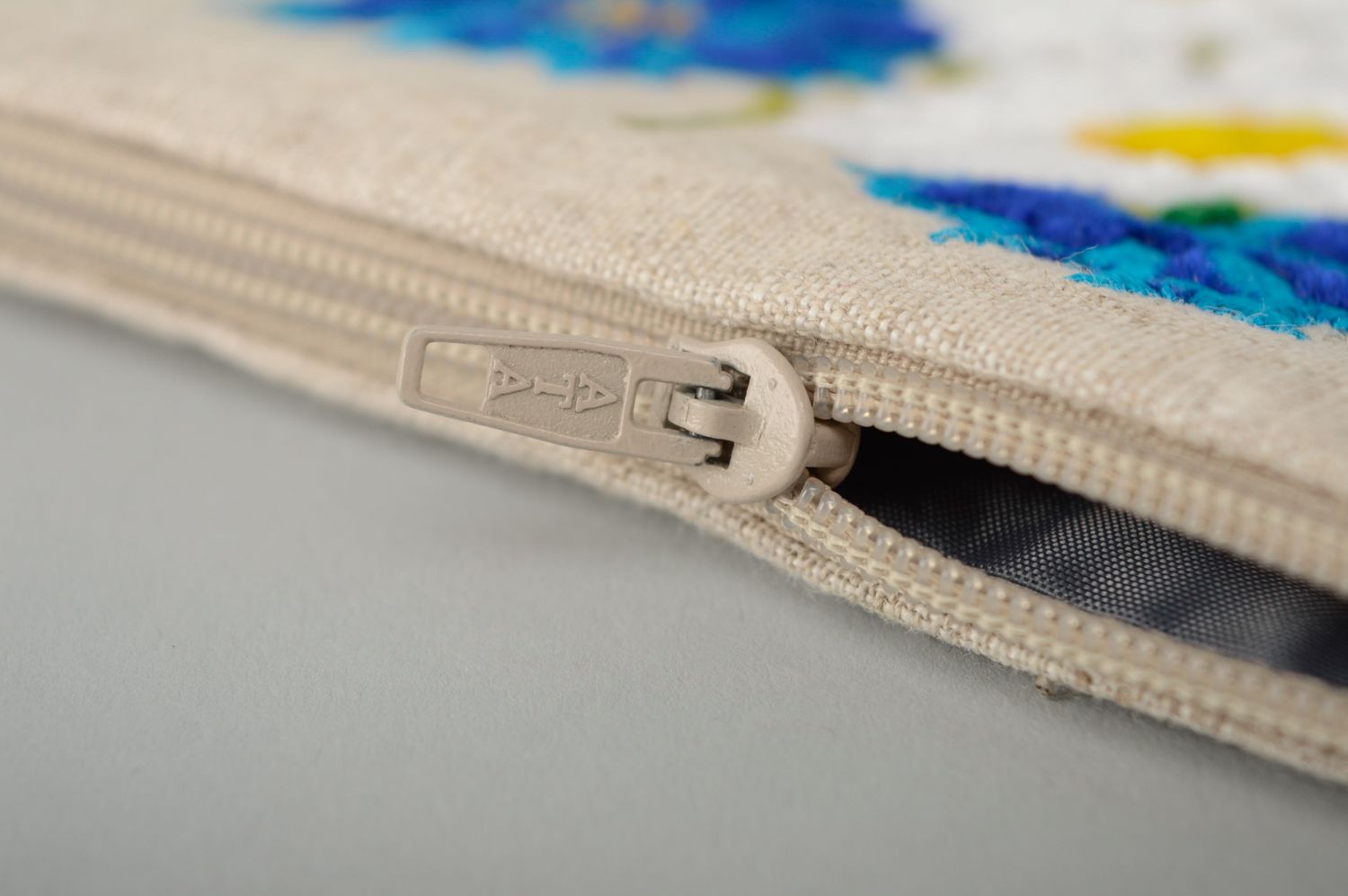 Linen clutch with zipper fastener and embroidery photo 3
