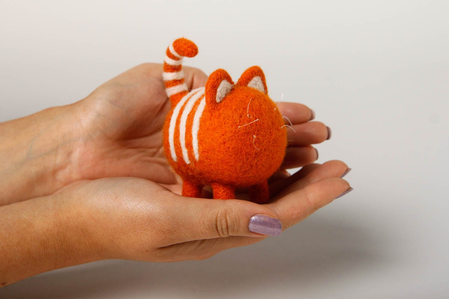 Peluche chat roux rayé Jouet fait main en laine feutrée original Cadeau enfant photo 2