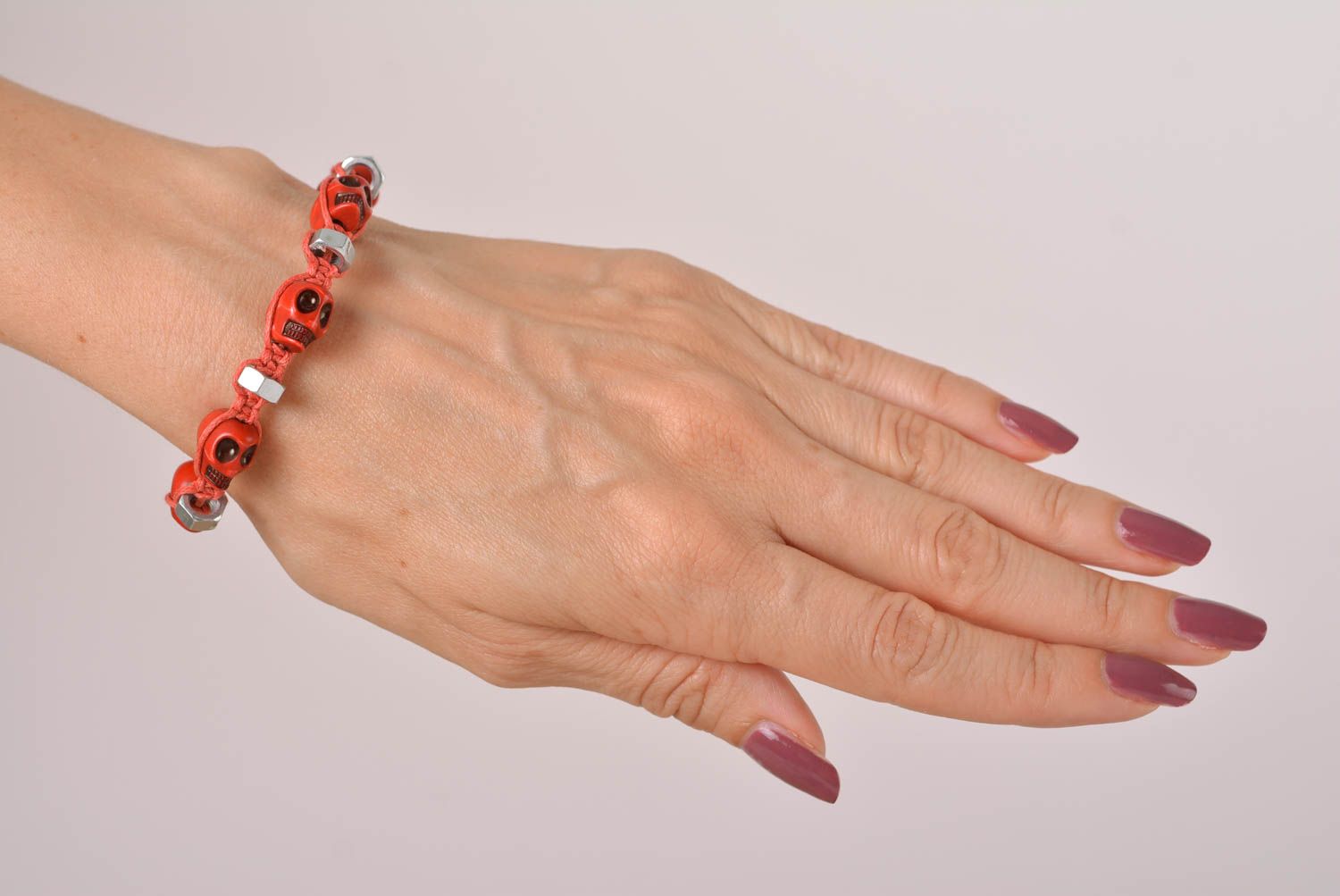 Bracelet original Bijou fait main rouge en crânes macramé Cadeau pour ado photo 3