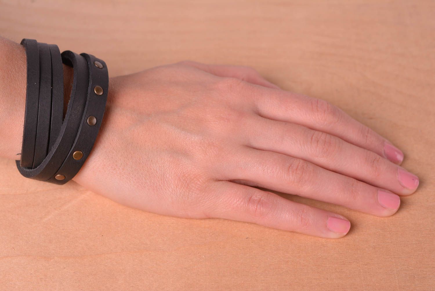Bracelet cuir Bijou fait main large en marron foncé Accessoire femme cadeau photo 2
