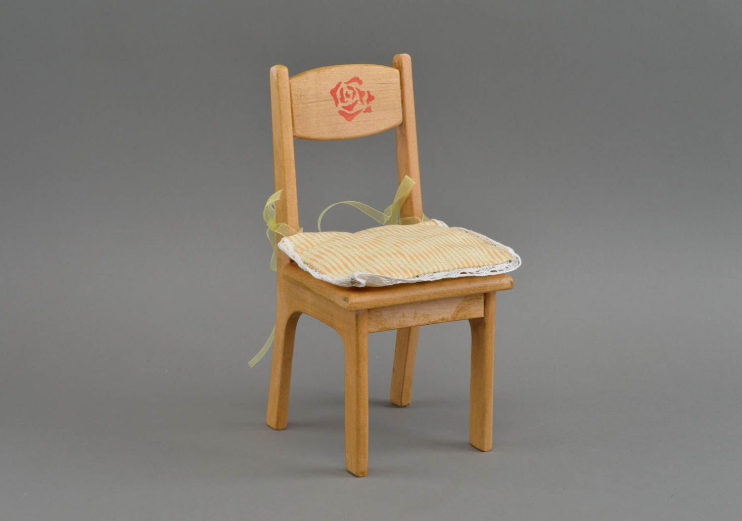 Chaise miniature pour poupée faite main en bois décorative petite avec fleur photo 1