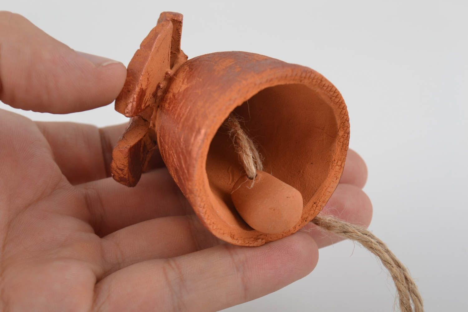 Глиняный колокольчик в виде мельницы расписной коричневый ручной работы фото 3