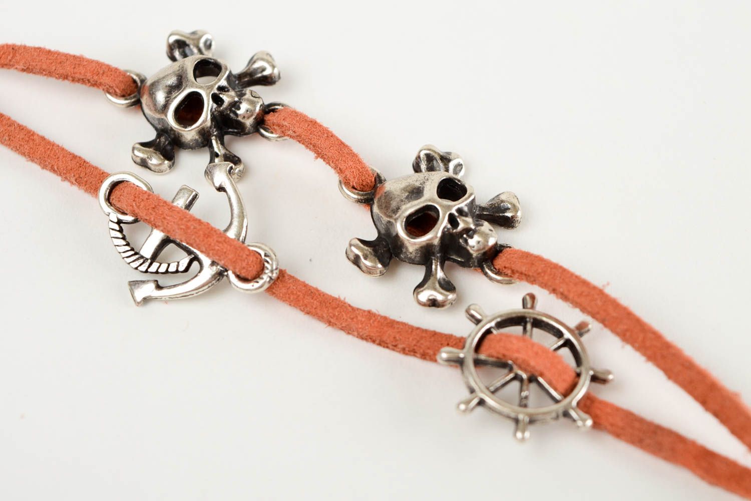 Браслет ручной работы персиковый браслет с подвесками украшение из металла фото 4