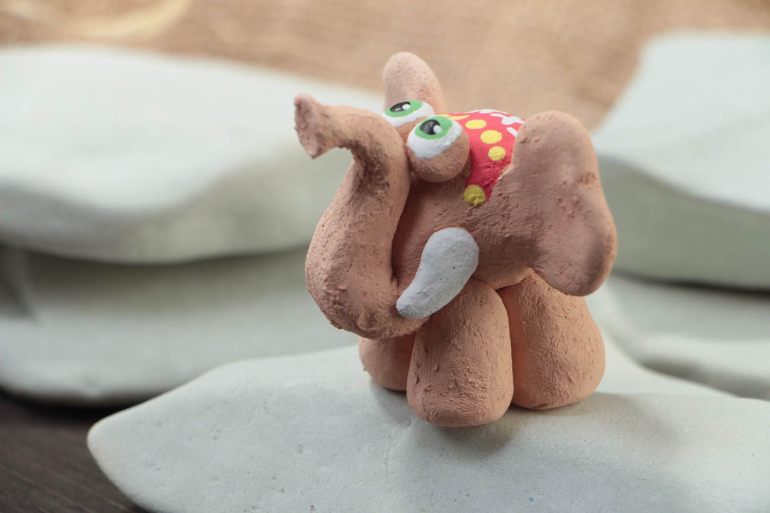 Figura cerámica artesanal pequeña pintada bonita con forma de elefante  foto 1