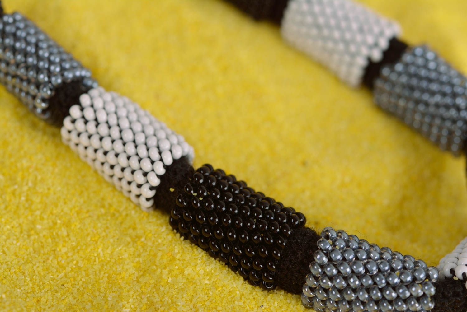 Collier spirale Bijou fait main Cadeau femme gris blanc noir en perles photo 4