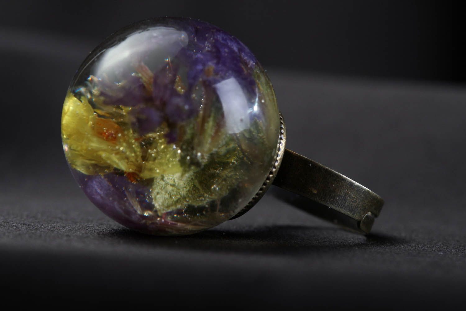 Ring with limonium flower coated with epoxy photo 2