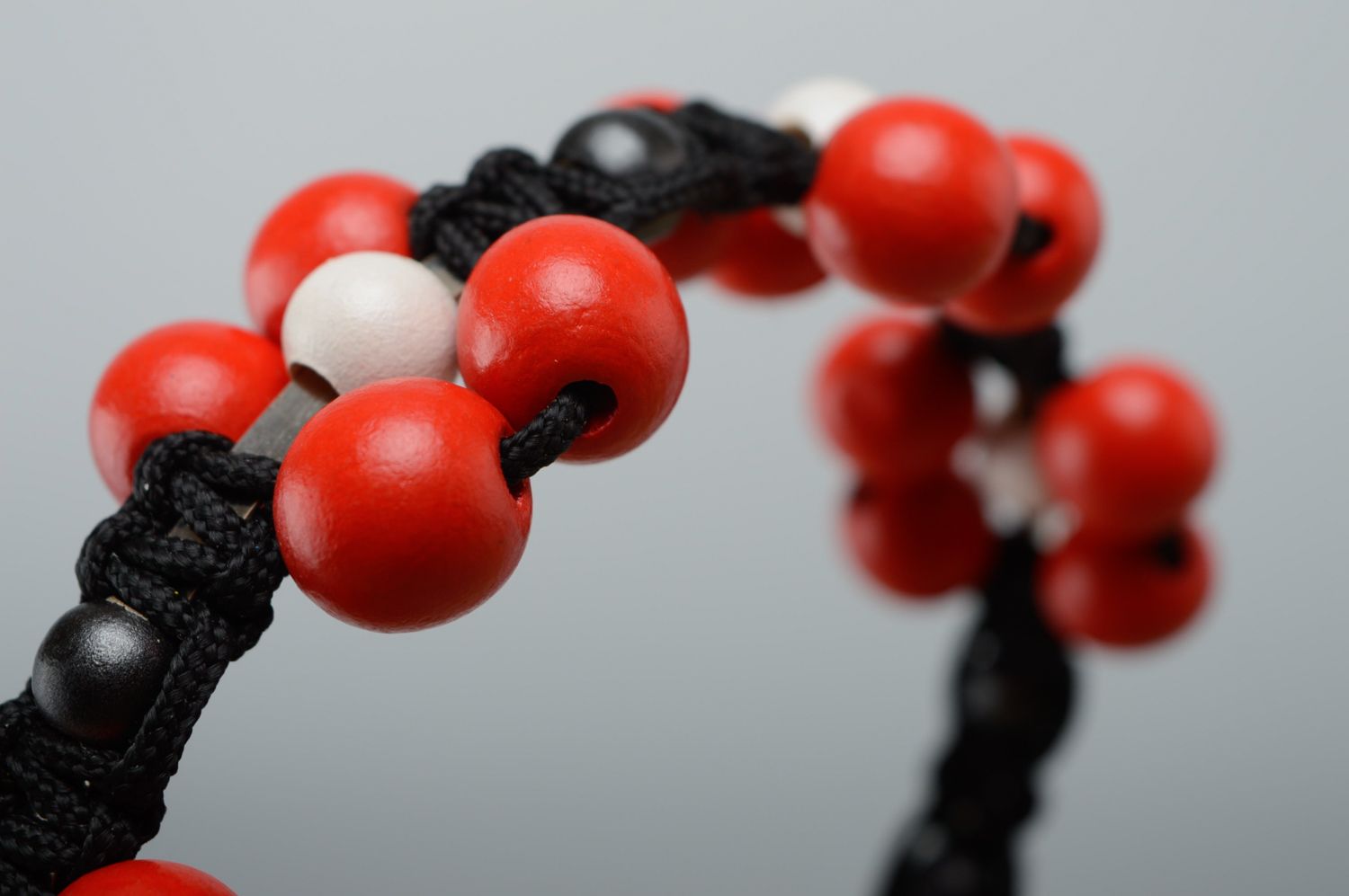 Serre-tête métallique avec macramé et perles de bois rouges, blanches et noires photo 5