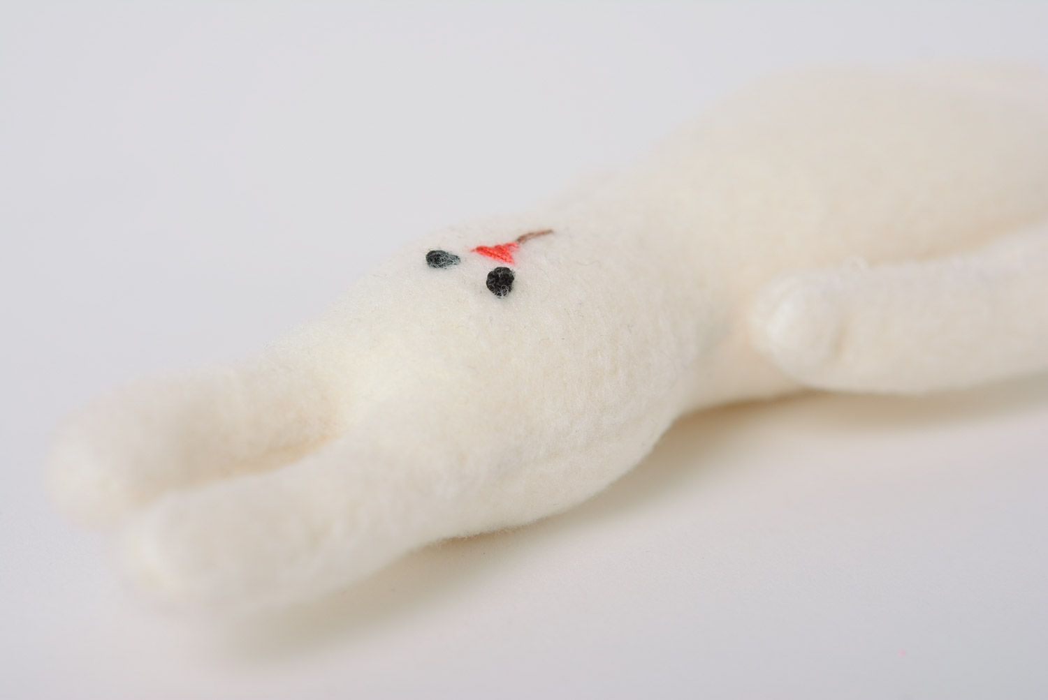 Peluche lapin faite main en tissu bayette blanche jouet pour bébé de design photo 5