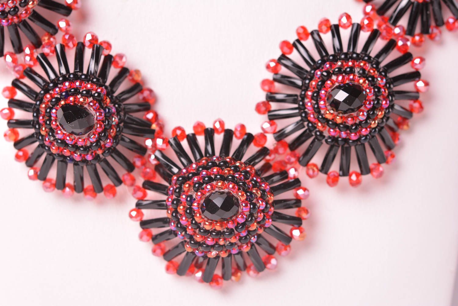 Колье из бисера украшение ручной работы ожерелье из бисера с цветами красивое фото 3